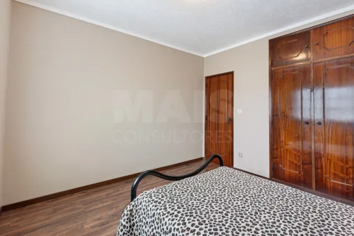 Moradia T4 com cave, garagem e quintal no centro de Peniche