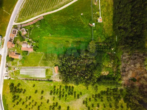 Moradia p/a restaurar c/ 225m2 de área em terreno c/ 6.473m2