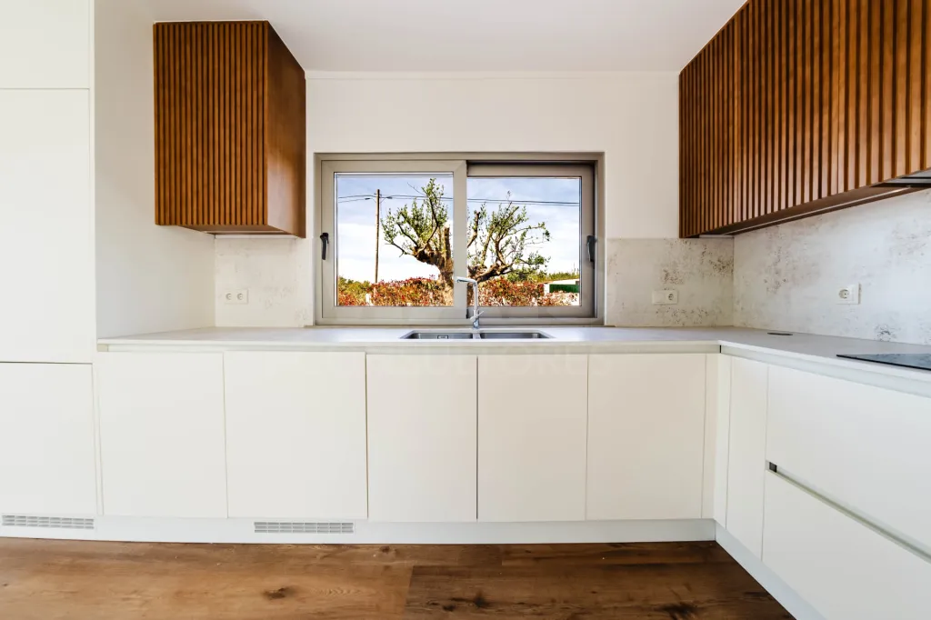 Moradia Contemporânea de Luxo com Vista Barragem, Piscina e 3.000m² Urbanos | Peniche