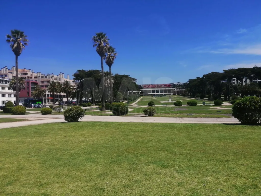 Prédio em Estoril a 100 mt do Casino para remodelação total