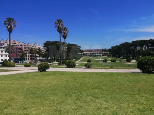 Prédio em Estoril a 100 mt do Casino para remodelação total