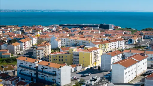 Apartamento T2 com varandas e arrecadação em Peniche