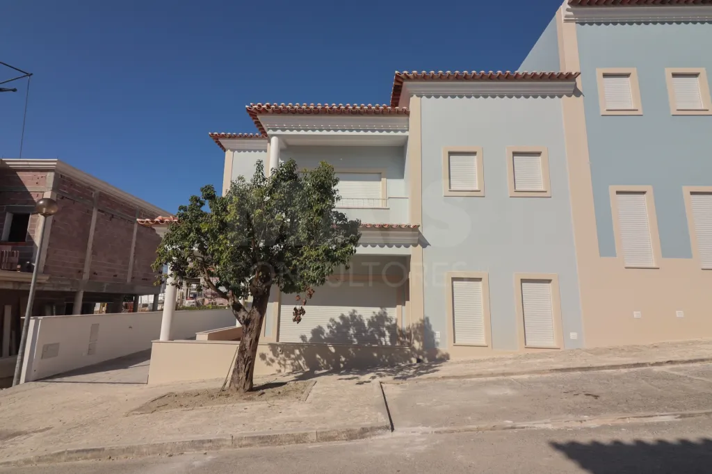 House 4 Bedrooms Juncalinho gated community