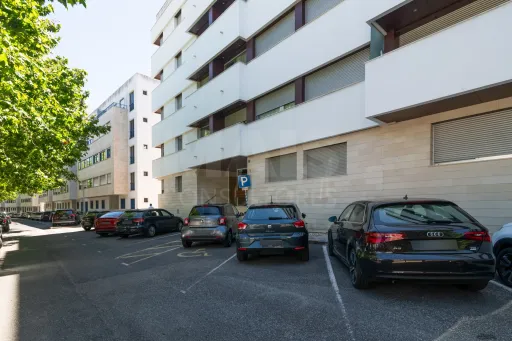 One-bedroom apartment with a terrace and garage in Linda a Velha