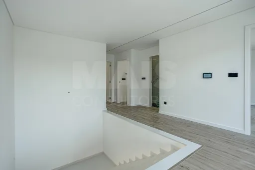 Magnifica moradia V4 Nova na Granja em Vialonga com piscina de água salgada