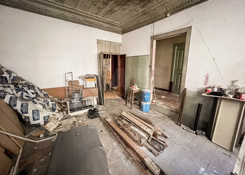 Prédio de uso Misto com 5 Pisos e 2 Frentes  na Baixa de Coimbra – 2 entrada independentes