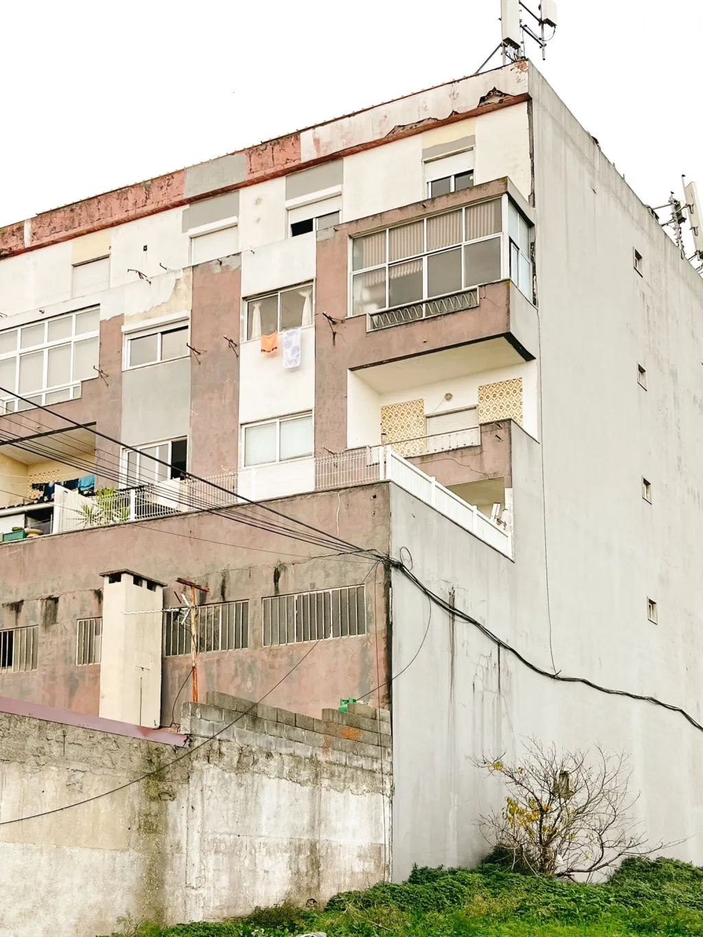 Prédio de Habitação e Comércio em Santa Iria de Azoia