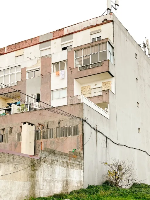 Prédio de Habitação e Comércio em Santa Iria de Azoia