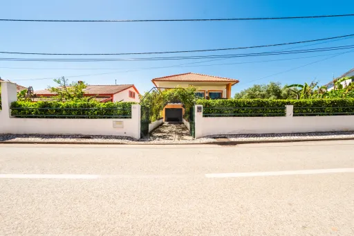 Moradia com charme e privacidade inserida em lote de 1400m²