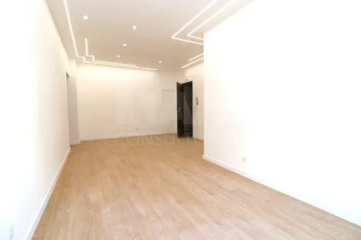 Apartamento Totalmente Remodelado T2 1º Andar com 2 Elevadores no Centro de Setúbal