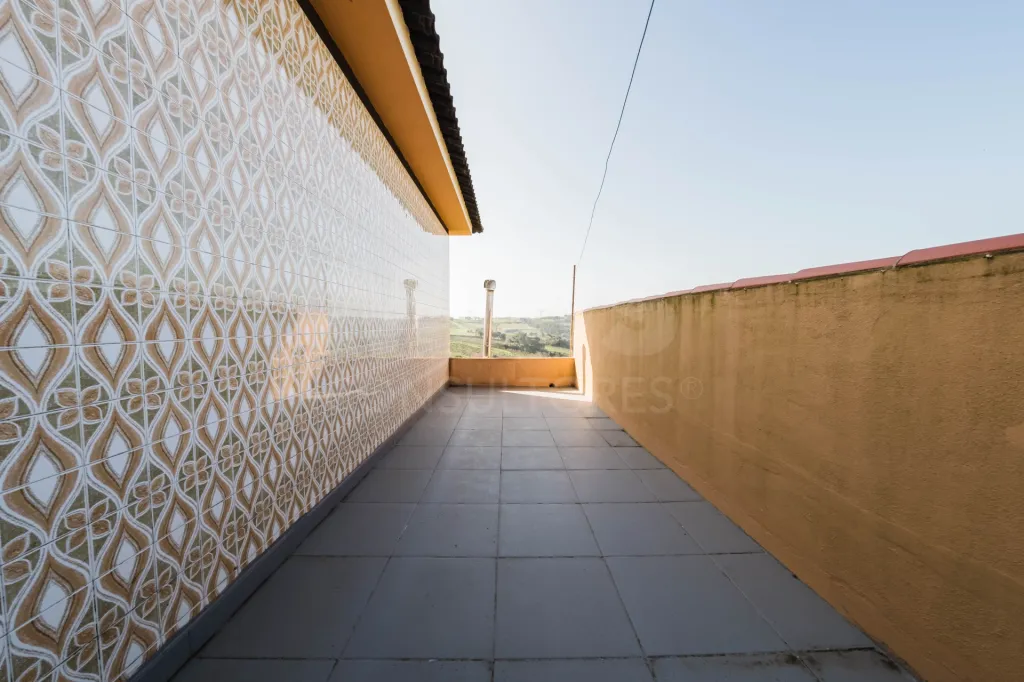 Moradia T5 com garagem e armazém