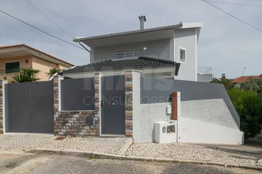 Moradia Isolada T4 Renovada — Abuxarda / Alvide, Cascais