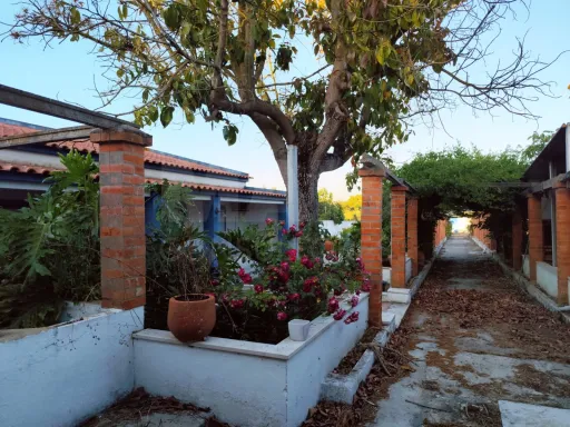 Quintinha com Casas e Comércio Independente – Santarém (Portela das Padeiras)