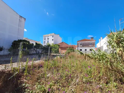 Terreno para construção de prédio junto à Fonte Luminosa