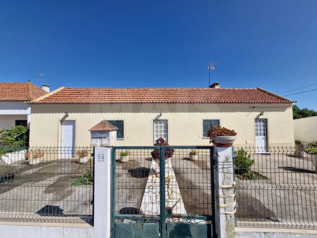 Quintinha com Moradia T2, Anexo/Armazém e Terreno de 1.247 m² em Foros de Salvaterra