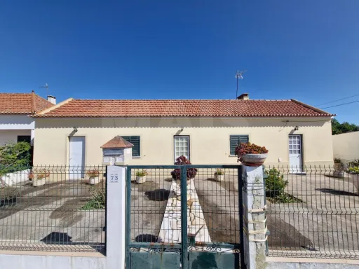 Quintinha com Moradia T2, Anexo/Armazém e Terreno de 1.247 m² em Foros de Salvaterra
