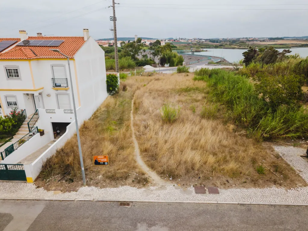 Terreno para construção em Atouguia da Baleia | Uma oportunidade para construir o seu próximo projeto!
