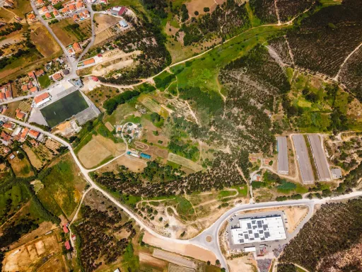 Terreno com quatro hectares e meio perto de indústria, no concelho de Torres Vedras