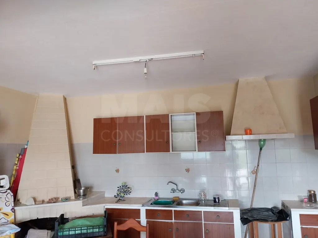 Moradia Bi Familiar para remodelar em Propriedade Horizontal