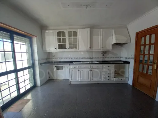 Moradia de 5 Assoalhadas em Ribamar C/ lote de 300m2 e Sótão amplo