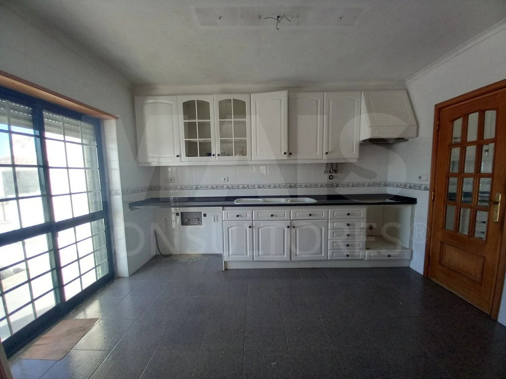 Moradia de 5 Assoalhadas em Ribamar C/ lote de 300m2 e Sótão amplo