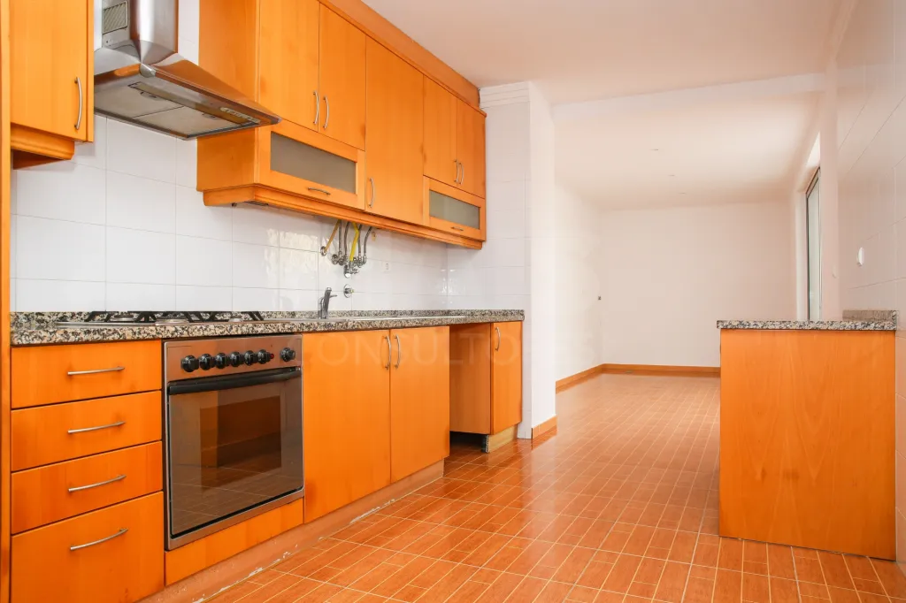 Amplitude e Conforto no Centro de Sobral de Monte Agraço Apartamento T2 Com Terraço
