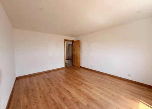 Prédio de Habitação e Comércio em Santa Iria de Azoia