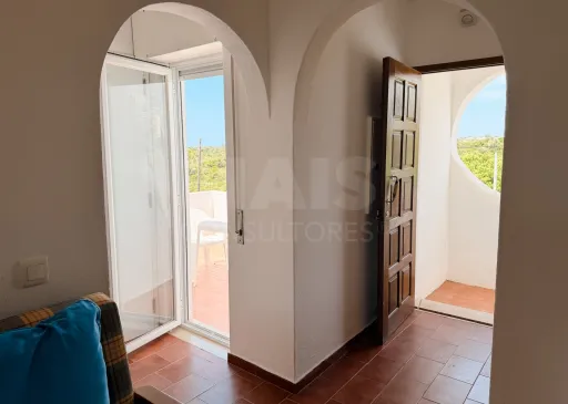 T1 na Vila Senhora da Rocha | Praia a 70 m | 4 Piscinas | 9 Hectares de Jardins| Caminhadas em Segurança Porches – Lagoa – Algarve | T1 onde pode deixar o carro estacionado e viver o Algarve a pé.