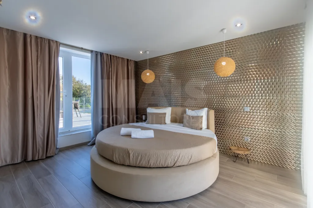 Propriedade com 3 apartamentos e piscina em Óbidos