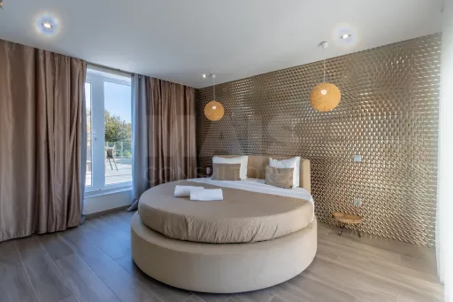 Propriedade com 3 apartamentos e piscina em Óbidos