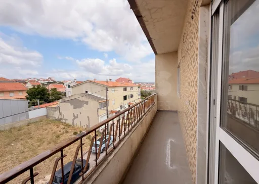 Prédio de Habitação e Comércio em Santa Iria de Azoia
