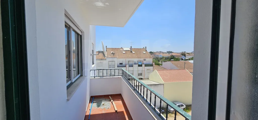 Apartamento T3 no Centro de Alpiarça | Áreas Generosas, Varandas e Excelente Localização