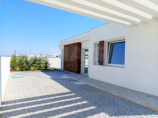Moradia T3 Térrea com Piscina e Jardim !
