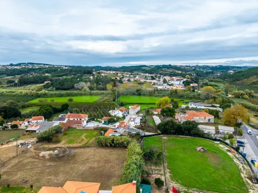 Moradia T3 com comércio e terraço no Coto
