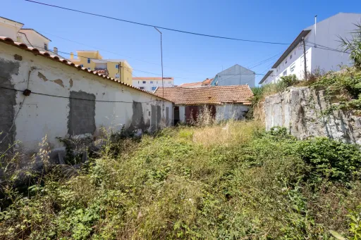 Terreno com 4 construções e 1 armazém no centro de Peniche