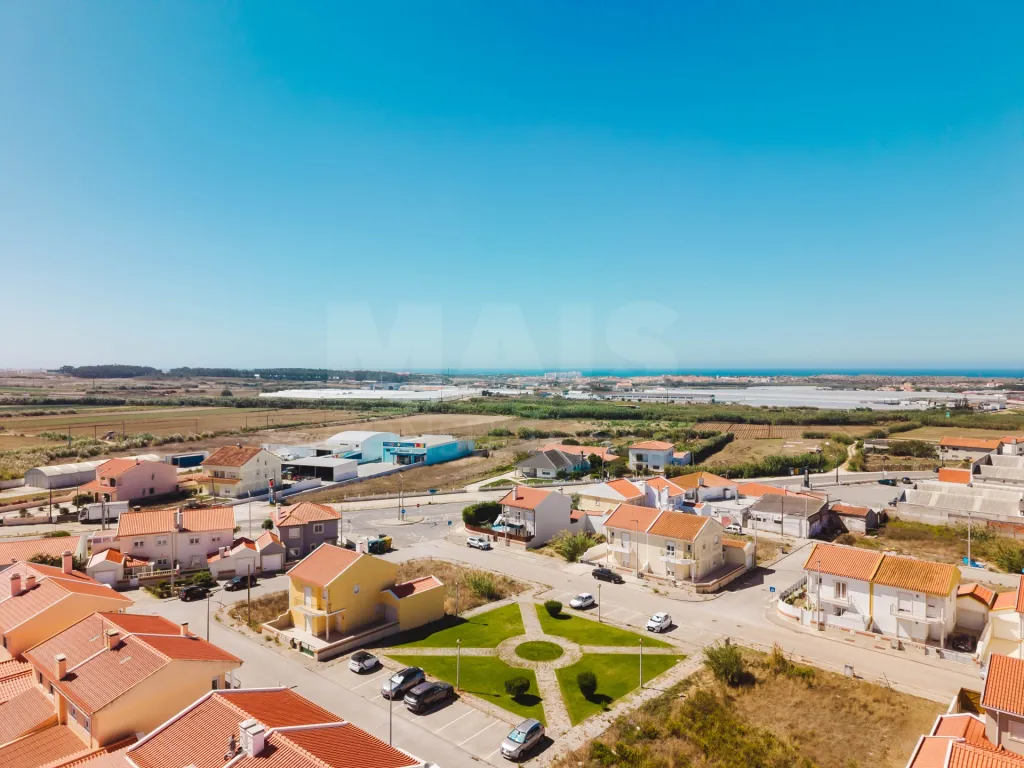 Excelente lote com projeto aprovado para moradia T3 com garagem e piscina