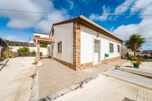 Moradia T3 Térrea com Garagem e Pátio no Nadadouro