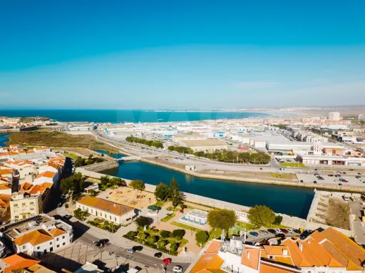 Moradia totalmente remodelada no coração de Peniche!