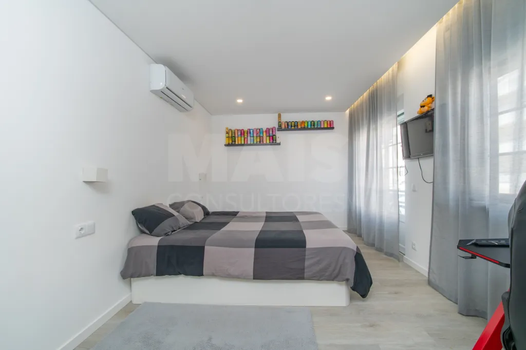 Apartamento T4 Remodelado | 210 m² | Parqueamento e Arrecadação