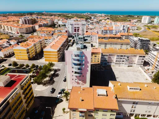 T2 Renovado com Varanda e Vista Mar em Peniche