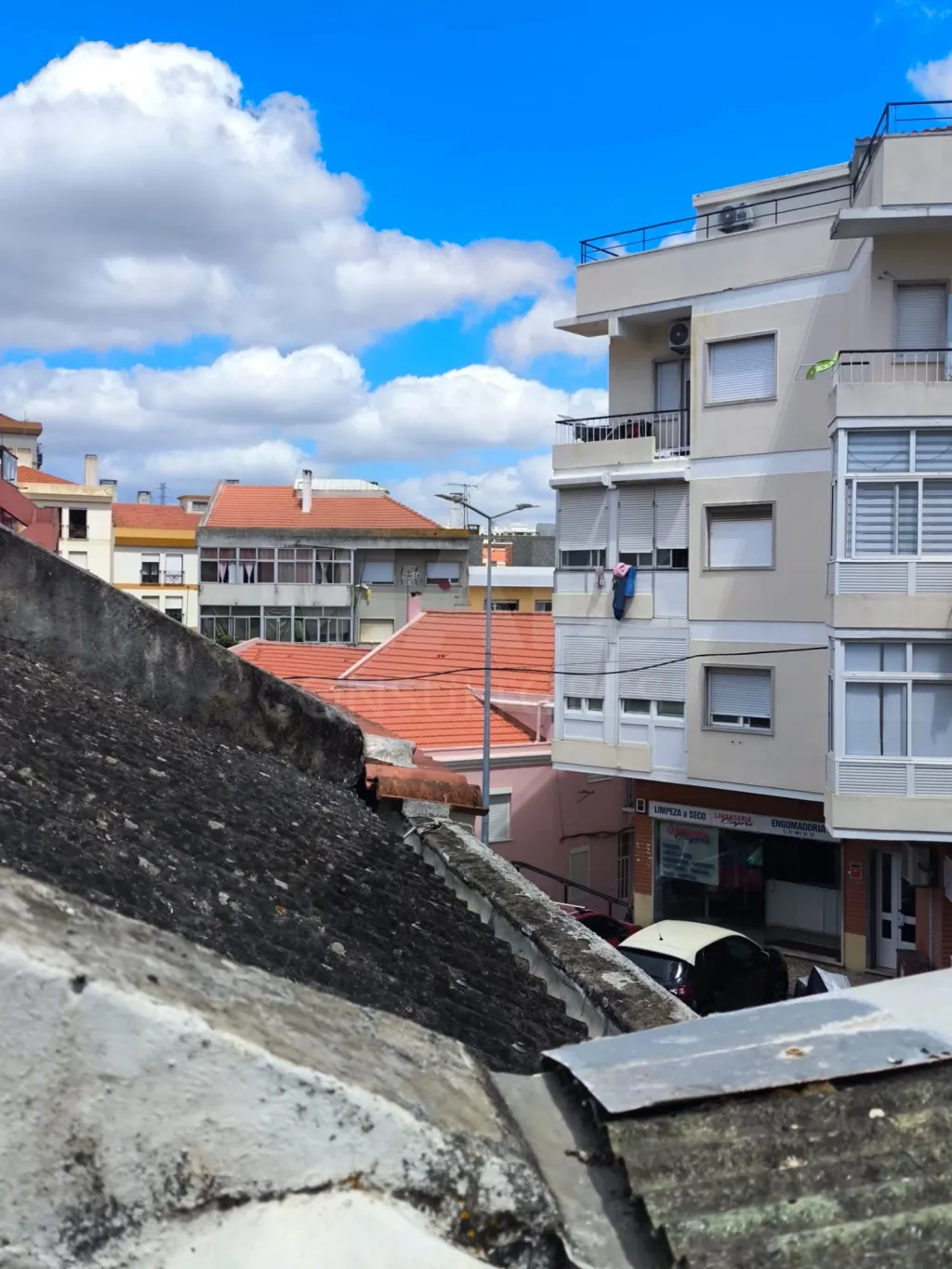 Moradia com garagem para reconstrução centro de Sacavém