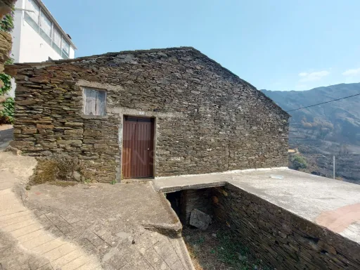 Schist house in ruins - Relva Velha.