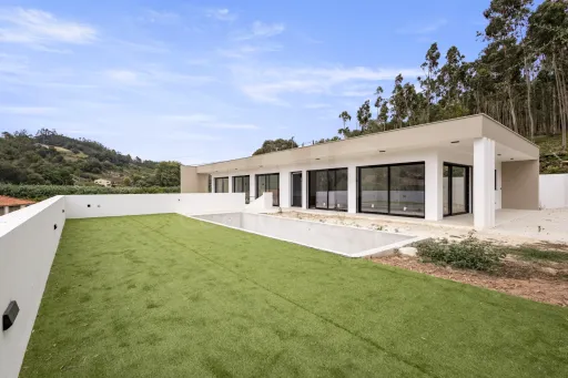 Moradia T3+1 NOVA com piscina em terreno de 2098m2