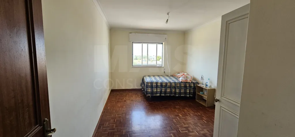 Apartamento T3 no Centro de Alpiarça | Áreas Generosas, Varandas e Excelente Localização