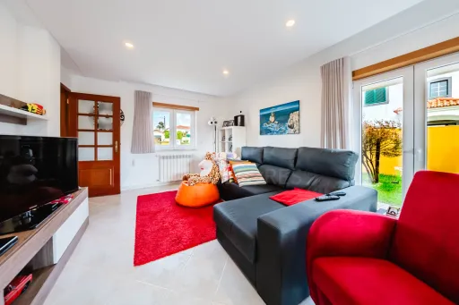 Moradia exclusiva com piscina aquecida, suite, garagem e jardim deslumbrante