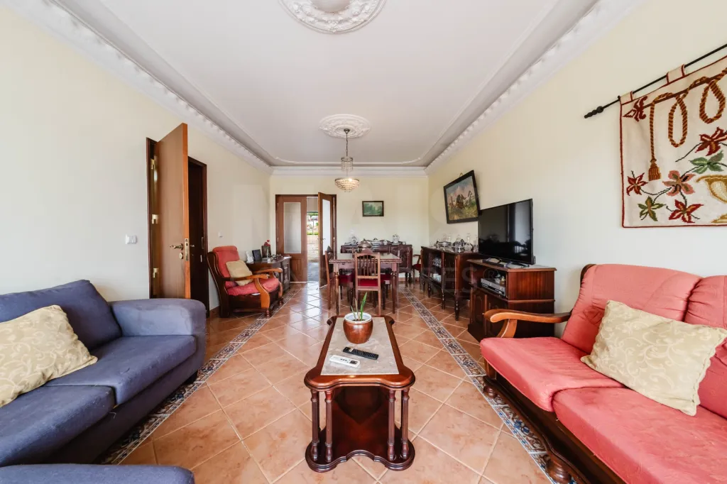 Moradia T5 com 2 Anexos em Terreno com mais de 1.400 m²