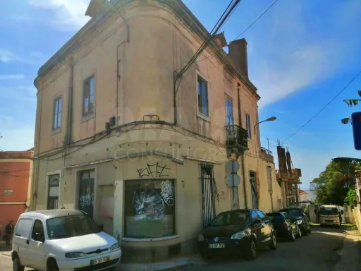 Prédio em Estoril a 100 mt do Casino para remodelação total