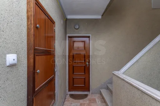 T3 com 3 Frentes e Potencial Único para Remodelação Moderna