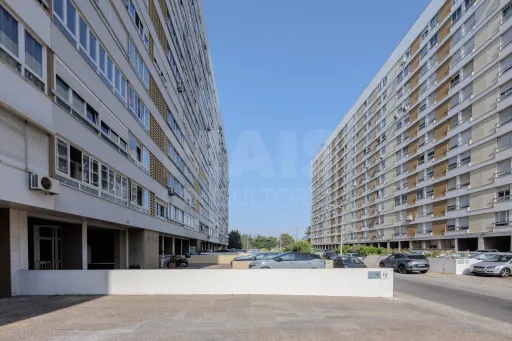 T3 com Suite + Garagem + Arrecadação na Portela | 12º ANDAR com vista lateral Rio e luz natural!