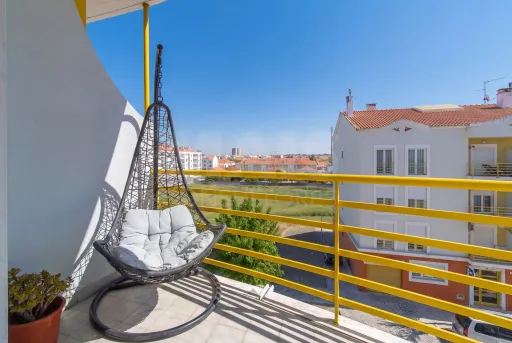 3-Bedroom Apartment with Parking in the Oliveirinhas Development in Samora Correia